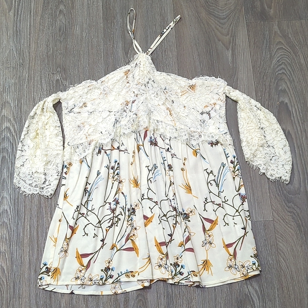 ❤️5/$25 EUC Lace Entro Floral Top